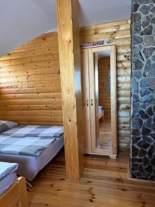 Giường trong phòng chung tại Zrubová Chata Sylvester