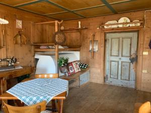 une petite cuisine avec une table et un évier dans l'établissement Maso Pallabazzer - Colle Santa Lucia, à Colle Santa Lucia