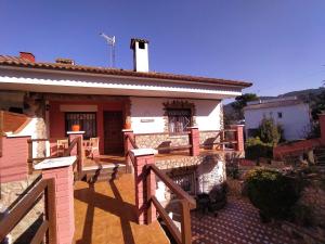 una casa con una valla de madera delante de ella en Apartamento Can Jaramills, en Tordera