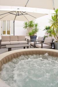 Un bain à remous est installé au milieu d'une terrasse. dans l'établissement WAMMA Luxury House with Terrace, à Rome