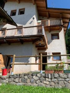 une maison avec deux terrasses latérales dans l'établissement Maso Pallabazzer - Colle Santa Lucia, à Colle Santa Lucia