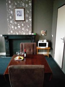 ein Wohnzimmer mit einem Tisch und einer Mikrowelle in der Unterkunft Op de Burg in Venlo