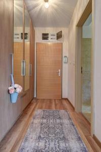 einen Flur mit Holztür und Teppich in der Unterkunft Madarhegy Apartment with garden Buda side in Budapest + 46 Fotos