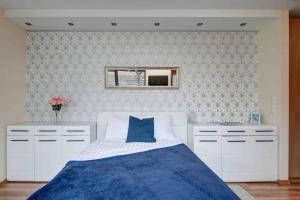 Katil atau katil-katil dalam bilik di Madarhegy Apartment with garden Buda side