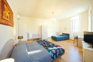 ein Schlafzimmer mit einem Bett, einem Sofa und einem TV in der Unterkunft Ca' Circus 4 Rooms WI-FI Fibre in Venedig