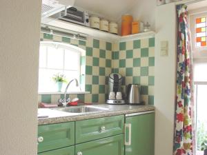 a kitchen with green cabinets and a sink at B&B Hotel California in Wichmond