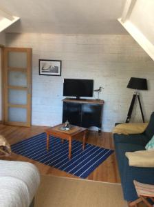 ein Wohnzimmer mit Fernseher und Couchtisch in der Unterkunft La VILLA en BAIE in Le Crotoy + 71 Fotos