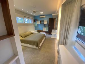 Katil atau katil-katil dalam bilik di Casa com Piscina e SPA em Condominio a Beira da Lagoa de Ibiraquera +32 gambar