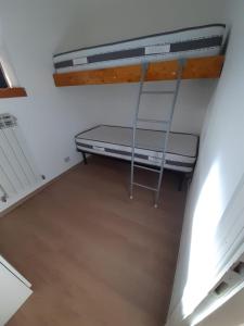 Poschodová posteľ alebo postele v izbe v ubytovaní Tonale 80
