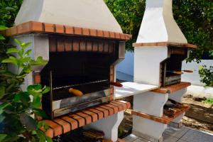 un horno al aire libre con algo de comida dentro en Villa ELTAEL - Daniel Apartment - Warm pool until 5 Nov 2024 en Manta Rota