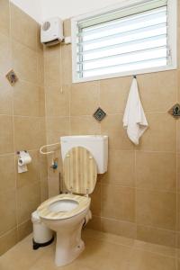 een badkamer met een toilet en een raam bij הגורן in Kefar Szold