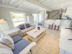 een woonkamer met een bank en een tafel bij Sea-Lets in Keurboomstrand