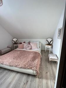Postel nebo postele na pokoji v ubytování Liwa Garden Krzywa 11