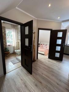 Postel nebo postele na pokoji v ubytování Liwa Garden Krzywa 11