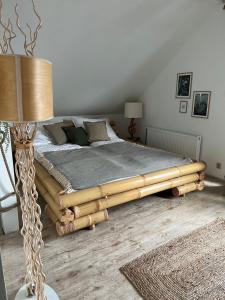 Postel nebo postele na pokoji v ubytování Liwa Garden Krzywa 11