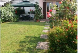 Κήπος έξω από το CASETTA MIRAVIGNA cozy flat with garden in Franciacorta & Iseo Lake