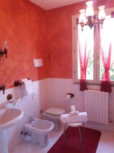 Kúpeľňa v ubytovaní CASETTA MIRAVIGNA cozy flat with garden in Franciacorta & Iseo Lake