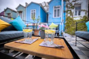 Dois copos de limonada numa mesa no pátio. em New Voga Guesthouse em Valparaíso