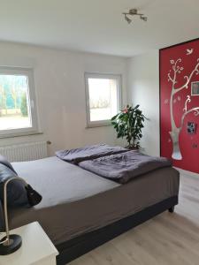 Un pat sau paturi într-o cameră la Ferienwohnung / Messeunterkunft