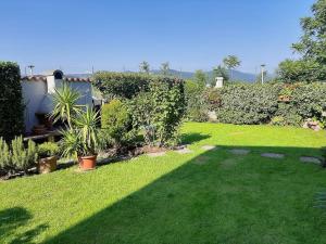 Κήπος έξω από το CASETTA MIRAVIGNA cozy flat with garden in Franciacorta & Iseo Lake