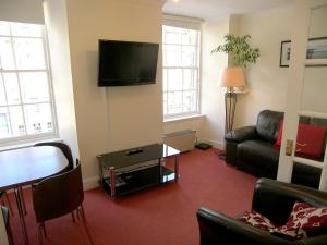 エディンバラにあるRoyal Mile, Edinburgh - 2 Bedroom Apartmentのリビングルーム(ソファ、テーブル付)