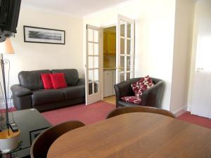 uma sala de estar com um sofá e uma mesa em Royal Mile, Edinburgh - 2 Bedroom Apartment em Edimburgo