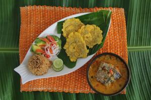 Makanan di atau berdekatan rumah tamu ini