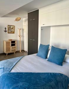 1 dormitorio con 1 cama grande con almohadas azules en *Blue Sea Studio Altea * At the beach, en Altea