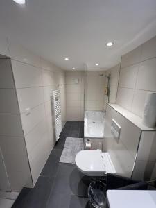 uma casa de banho com um lavatório e um WC. em city rooms luxembourg no Luxemburgo