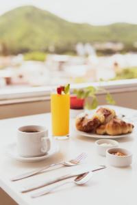 un tavolo per la colazione con una tazza di caffè e prodotti da forno di Hotel Tonight a Salta
