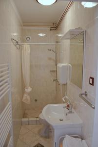 La salle de bains est pourvue d'un lavabo, d'une douche et de toilettes. dans l'établissement Apartments Nada, à Pag
