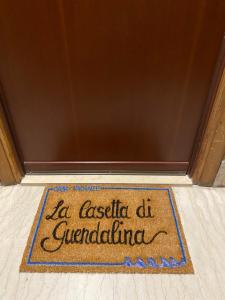 Znak, który mówi la casita del guatemala na drzwiach w obiekcie La Casetta di Guendalina w mieście Lido di Ostia +2 zdjęcia