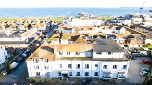 - une vue aérienne sur la ville et l'océan dans l'établissement Torbay Court Hotel, à Paignton