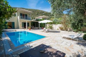 Casa con piscina y casa en Vasilikos -Green Poros Village, en Mikros Gialos