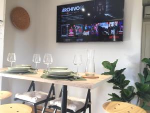 mesa de comedor con TV en la pared en Joya en Orense Centro, en Ourense