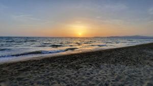 プリンチピナ・ア・マーレにあるA casa di Lauraの海に沈む夕日のビーチ