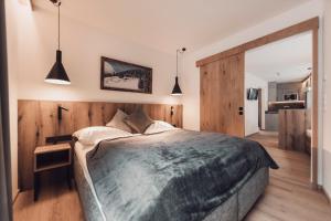 A bed or beds in a room at Alpenheim Apartment Ischgl