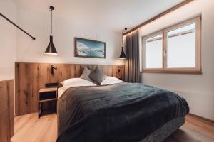 Tempat tidur dalam kamar di Alpenheim Apartment Ischgl