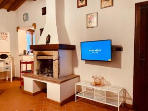 Televízia a/alebo spoločenská miestnosť v ubytovaní Casina del Fabbro