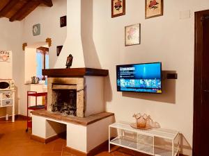 Televízia a/alebo spoločenská miestnosť v ubytovaní Casina del Fabbro