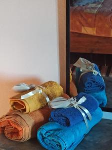 sterta ręczników z łukami w obiekcie Cozy Xisto w mieście Mata