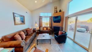 uma sala de estar com um sofá e uma mesa em Arches Abode #A3 em Moab