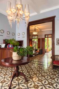 a living room with a table with a potted plant at Hotel Villa Colonial in Santo Domingo