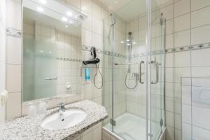 Koupelna v ubytování Hotel Königslinie + 37 fotografií