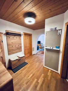 una sala de estar con techos de madera y una habitación con puerta en Haus Helga, en Hof bei Salzburg