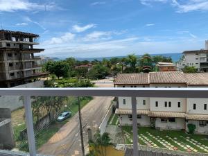 Blick von einem Balkon auf ein Gebäude und eine Straße in der Unterkunft SOLAMAR - PRAIA Das TONINHAS in Ubatuba