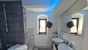 a bathroom with two sinks and two mirrors at Ferien- und Businesswohnung Relax im ersten Stock in Sonnen +55 photos