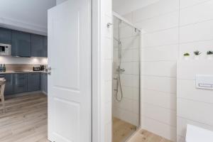 bagno bianco con box doccia in vetro di Apartament 128 KOŁO BRZEGU, SPA, PARKING Kołobrzeg Podczele Lwowska a Kołobrzeg Altre 10 foto