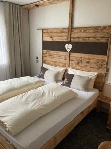 מיטה או מיטות בחדר ב-FEWO Jäger