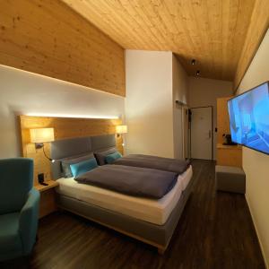 Giường trong phòng chung tại Adults Only Hotel Mulin - Das Erwachsenen-Hotel in den Bergen